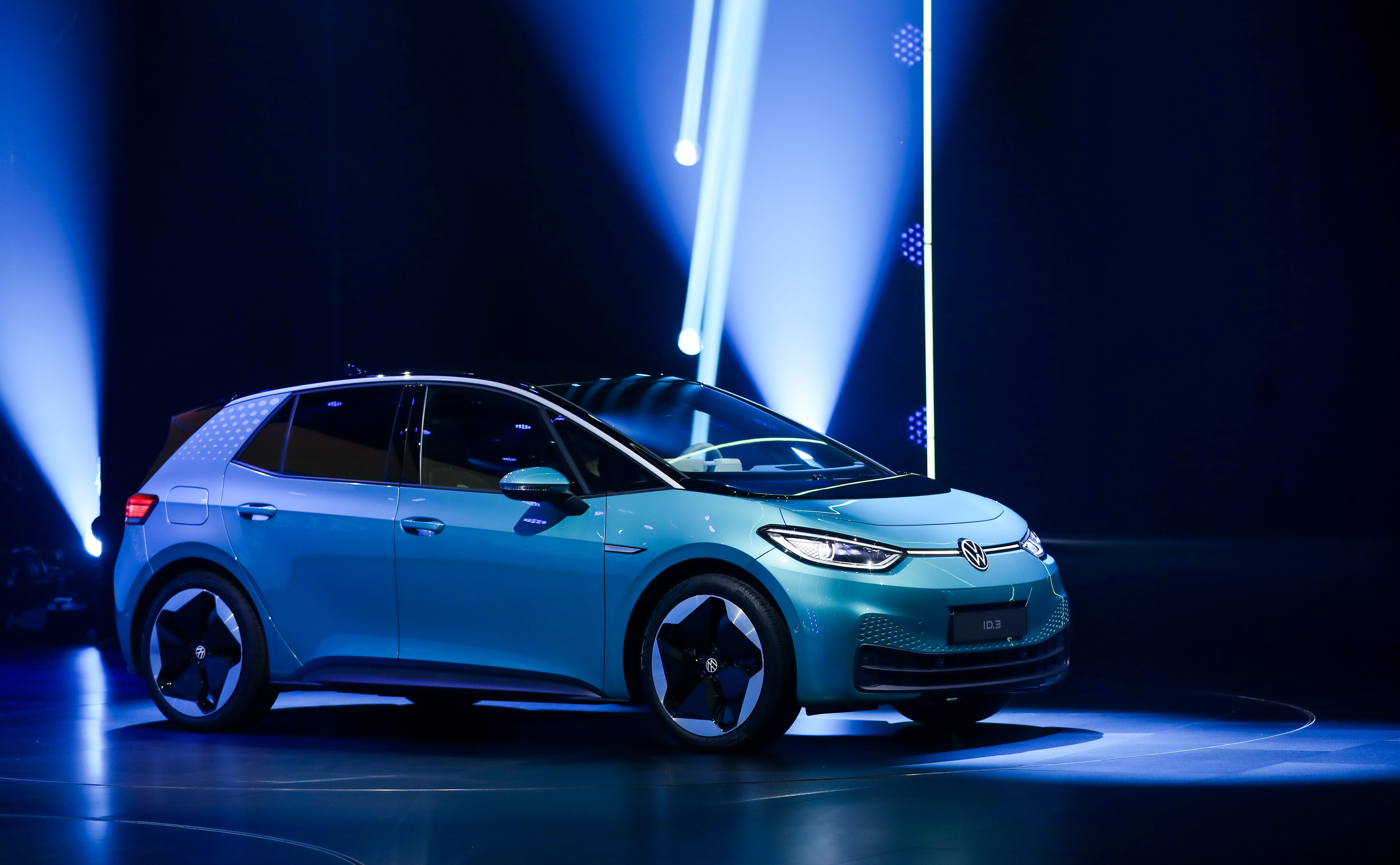 在「电动」与「智能」之间,新一代汽车到底该拼什么?