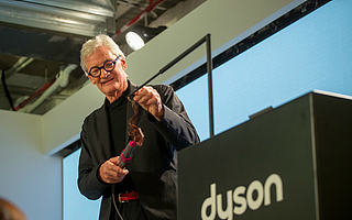 戴森凭什么卖得这么贵？