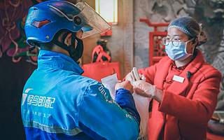 消费加速复苏 ：过去半个月饿了么火锅订单涨 10 倍 烧烤订单涨 7 倍