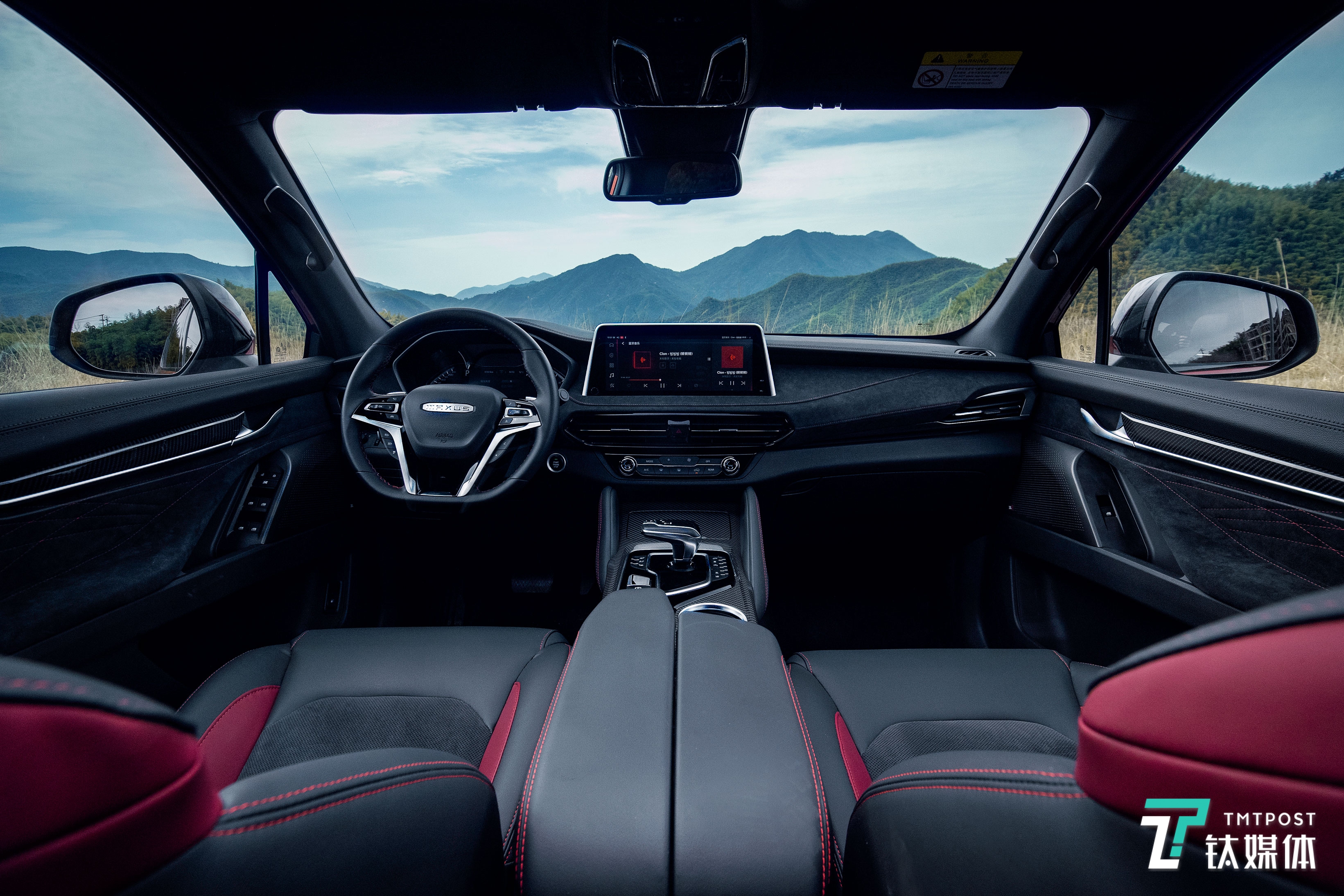 内饰方面,大面积的搪塑工艺和皮质包裹,64色车内氛围灯,全皮质包覆的