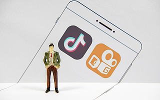 从“替代品”到“互补品”：长、短视频平台的竞合游戏