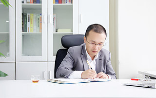 公司剛拿到戰(zhàn)略融資，他就被解除CEO職務(wù)