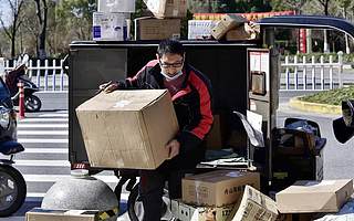 “猫狗多”打仗，快递业变天