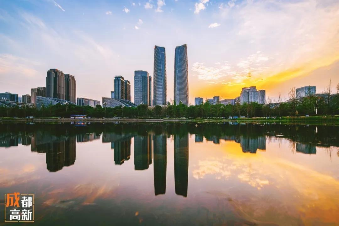 一座座地标建筑与灯光交相辉映, 美轮美奂的成都高新区夜景彰显着