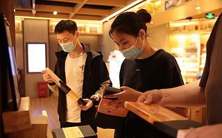 城会玩！李彦宏直播首秀同款盲盒2小时遭抢空