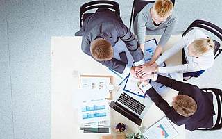 报告老板，这个圈子里有一群老板在...