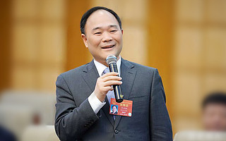 吉利李书福：建议改革车辆购置税、汽车消费税，适度放开“禁限摩”
