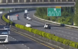 开启AutoPilot的特斯拉，又撞了