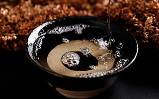 销量蒸发80%的白酒创业者：5000线下终端停摆 一场直播卖出1000万