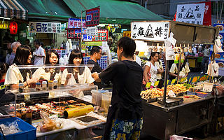 地摊金融沦为噱头：贷款需要有房产，“被城管驱逐就赔款”