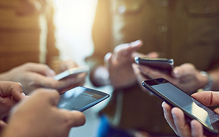 2020年手机行业的“中场战事”