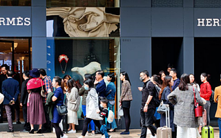 B站、天猫齐出发，这是奢侈品行业逆势上涨的机会吗？