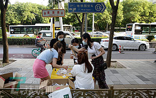 地摊众生相：有人被罚款气哭，有人开劳斯莱斯练摊 | 钛媒体影像《在线》