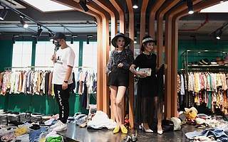 揭秘四季青直播江湖：档口老板娘、“水鬼”走播，谁会成为下一个薇娅？