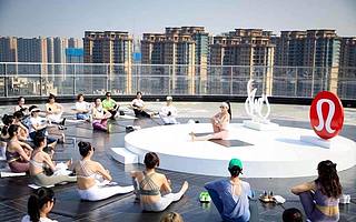 lululemon“拍了拍”Nike，一路高歌猛進