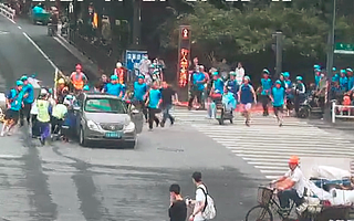 11秒救人！女子被压车底，冲出一群饿了么蓝骑士