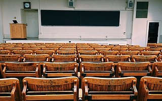 历史进程中的新职业:网课教师