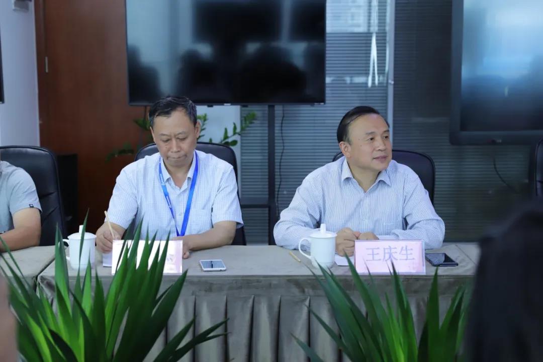 座谈会上,清众科技董事长王庆生对黄翊东一行的来访表示欢迎,总经理郝