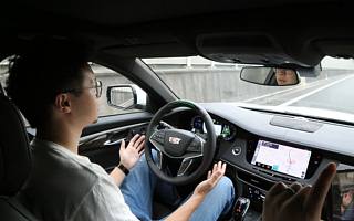 开车可以「大撒把」了，但你还是不能玩手机