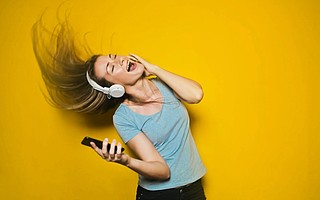 网易云音乐第二财季营收增长 与滚石签约缓解版权困局