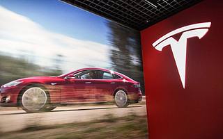 特斯拉再爆“失控”致嚴重車禍，客服回應稱車沒問題