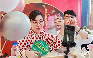 稳！阿里2021财年一季度业绩全面超预期 中国零售市场移动月活跃用户已达8.74亿