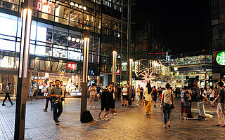 夜经济缺一味：忙着“进口”、丢了“土著”