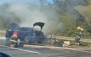 国内一特斯拉Model 3高速上起火 官方：底盘剐蹭引起