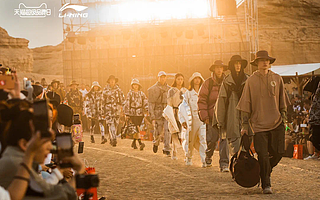 在沙漠“无人区”走秀，李宁又火了！没想到直播还可以这样做