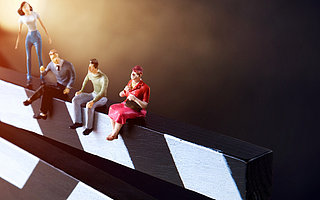 一口气公布18部年度片单，华谊兄弟在缺钱这件事上“负重前行”