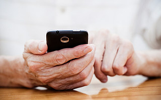 被扫码支配的中老年人，没有「不会」的权利？