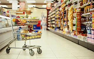 临期食品的隐秘角落：依云水5毛一瓶，进口饼干10元3包