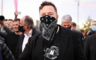 特斯拉一降再降，真的是在「割韭菜」吗？