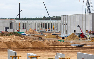 特斯拉柏林工厂因欠水费停工，建设延期过久导致负责人离职