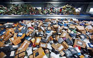 电商巨头在狂欢，快递网点成“炮灰”