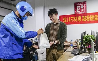 太拼了！商家彻夜备战双11，电商园区凌晨外卖订单环比增长五成