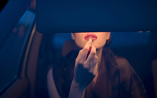 破产、挣扎、营销… 平价美妆的冰火两重天