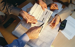 “猫狗拼”成绩单：拼多多有点野，京东还很稳，阿里该急了