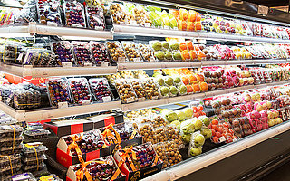 股价跌逾1%，传统零售商沃尔玛与新型电商的分庭抗礼