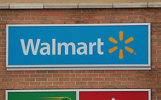 电商亮眼难缓解营收同比下滑，“高龄”的沃尔玛干得过亚马逊吗？