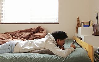 时代迫使独居青年“自救”，是该问一问城市化之责了