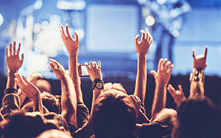 花50元买明星航班信息、靠偷拍年入百万，我们是“饭圈站姐”