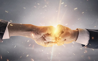 字节虎视眈眈，百度烧钱迎战