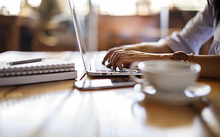 【产业互联网周报】Salesforce或将170亿美元收购Slack；飞书推出全新版本“π”；钉钉发布“免费迁徙”计划