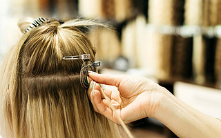 许昌假发涌入直播间：手工假发价格破万，商家直播日销两千顶