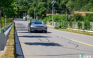 把小鹏P7开上高速，它竟然自己跑起来了！