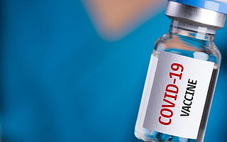 新冠疫苗的两难：优先阻止死亡还是优先阻止传播？