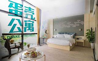 被拖垮的蛋殼供應商：收到死亡威脅，住天橋住地鐵