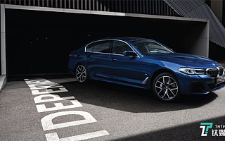 试驾宝马新5系：平均年龄34岁的车主们想要什么？