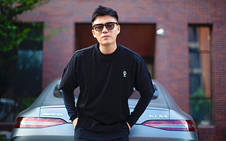 站在李雪琴背后的男人